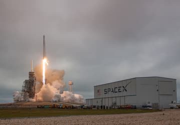 SpaceX успешно запустила ракету-носитель Falcon 9 с космическим кораблем Dragon