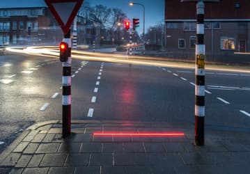 В Нидерландах тоже установили специальный наземный светофор для тех, кто не может оторваться от смартфона во время ходьбы