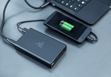 Razer Power Bank — внешний аккумулятор ёмкостью 12 800 мА·ч с пятью портами USB и поддержкой технологии Quick Charge 3.0