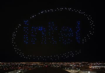Intel продемонстрировала возможность слаженного полета трех сотен дронов