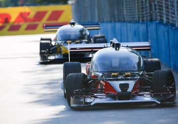 Первые гонки самоуправляемых автомобилей Formula E закончились аварией