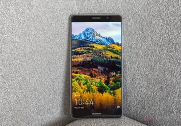 Смартфон Huawei Mate 9 очень сложно согнуть