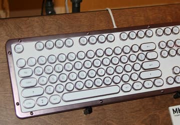 У механической клавиатуры AZiO Retro 2 — круглые клавиши