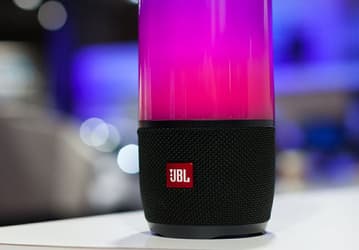 Портативная акустическая система JBL Pulse 3 совмещена со светомузыкальной установкой