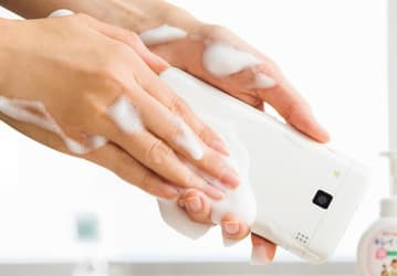 Смартфон Kyocera Rafre, лишенный разговорного динамика, можно мыть с мылом
