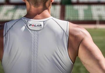 Умная майка Polar Team Pro Shirt позволяет следить за пульсом и физической активностью пользователя