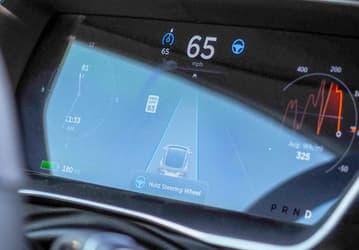 Специалиста, руководившего разработкой автопилота, обвинили в краже секретов Tesla