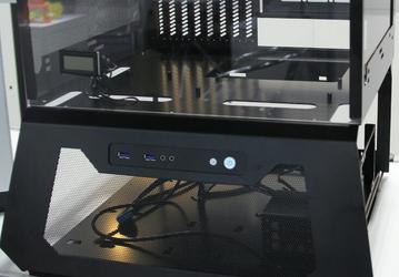 Открытый двухъярусный корпус Lian-Li PC-T70 может превращаться в закрытый