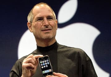 10 лет назад Стив Джобс представил iPhone