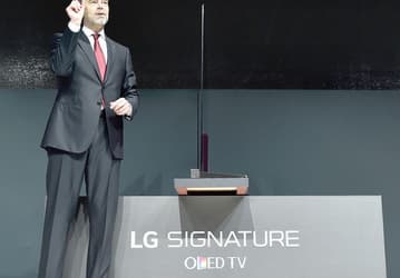 Толщина телевизора LG Signature OLED TV W составляет 2,57 мм