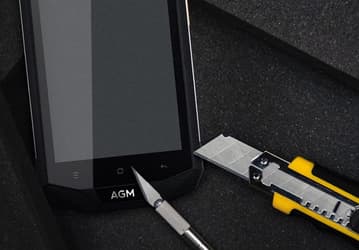 Смартфон AGM A8 не боится длительного погружения в воду и падений с высоты более метра