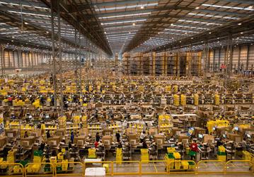 За полтора года Amazon создаст более 100 000 новых рабочих мест