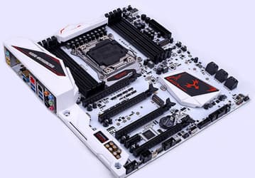 Системная плата Colorful iGame X299 Vulcan X доступна в двух вариантах внешнего оформления