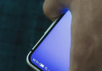 Новый безрамочный смартфон Sharp засветился на первой фотографии