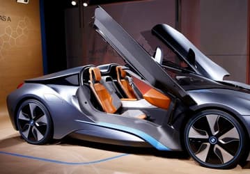 Электромобиль BMW i8 Roadster стал героем нового ролика