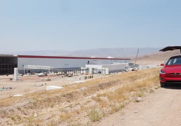 Tesla планирует построить в США еще «две или три» гигафабрики, выпускающие аккумуляторы