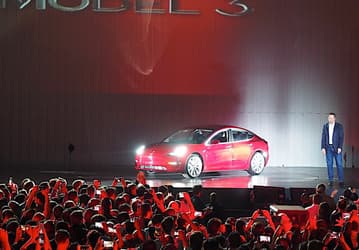 Первые электромобили Tesla Model 3 переданы заказчикам