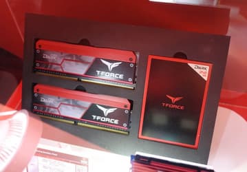 Team Group включает в набор T-Force Dark модули памяти и SSD