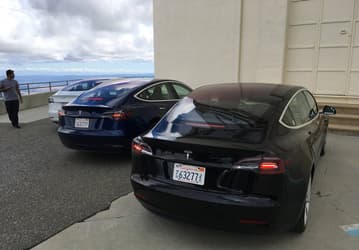 Новые снимки автомобиля Tesla Model 3 демонстрируют отсутствие приборной панели и ручку АКПП с режимом автопилота