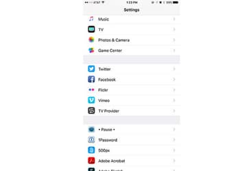 В iOS 11 компания Apple удалила возможность интеграции учётных записей социальных сетей