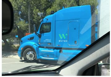 Фото дня: беспилотный грузовик Waymo 