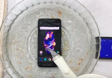 Тесты указывают, что OnePlus 5 имеет класс защиты IP67, но производитель не рекламировал водонепроницаемость смартфона