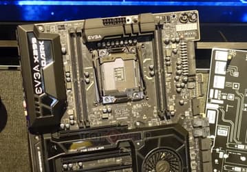 Системная плата EVGA X299 Dark оснащена четырьмя разъемами питания