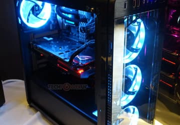 Передняя панель компьютерного корпуса Xigmatek Refract S1 сделана прозрачной