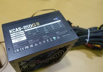 Блок питания Aerocool KCAS-GM получил комбинированную кабельную систему