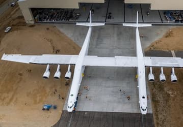 Самолёт Stratolaunch, обладающий самым большим размахом крыльев, переходит к этапу наземных и лётных испытаний