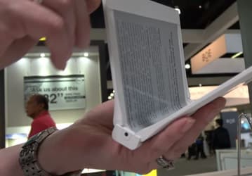 E Ink продемонстрировала гибкие электрофоретические экраны и платье из панелей Prism