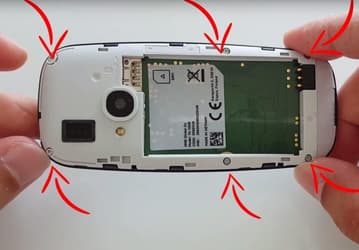 Чтобы полностью разобрать телефон Nokia 3310 (2017), достаточно открутить шесть винтиков