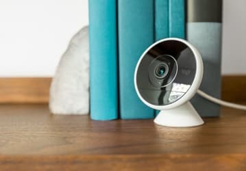 Домашняя камера видеонаблюдения Logitech Circle 2 подходит для установки в помещениях и на улице