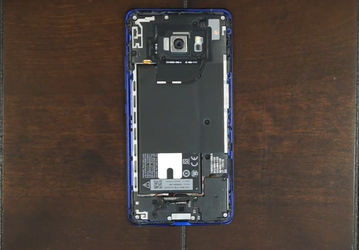 Несмотря на конструкцию, смартфон HTC U Ultra разбирается гораздо легче предыдущих флагманов компании