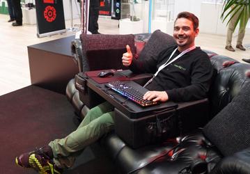 Столики Nerdytec Couchmaster дают возможность пользоваться компьютером, с комфортом расположившись на диване