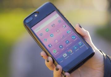 Чехол Eye помещает на заднюю панель iPhone смартфон с ОС Android