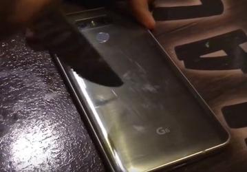 Видео дня: смартфон LG G6 успешно противостоит попыткам поцарапать его при помощи ножа
