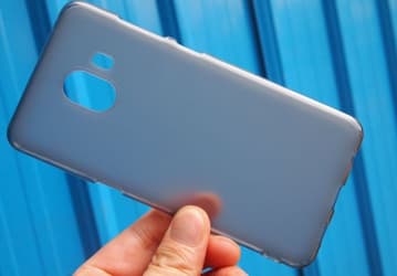 Фотография чехла указывает на то, что смартфон Samsung Galaxy C10 получит сдвоенную камеру и кнопку запуска Bixby 