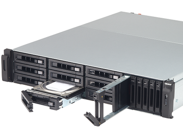 Сетевое хранилище Qnap TVS-1582TU рассчитано на передвижные студии