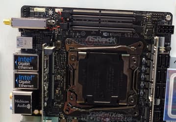 Плата ASRock X299E-ITX/ac выполнена в типоразмере mini-ITX, что не помешало наделить ее четырьмя слотами для модулей памяти