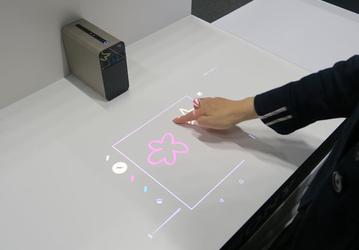 Проектор Sony Xperia Touch G1109 поддерживает сенсорный ввод