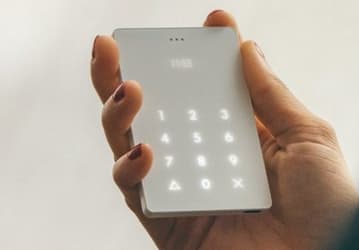Минималистский телефон Light Phone стоимостью $150 может лишь совершать и принимать звонки