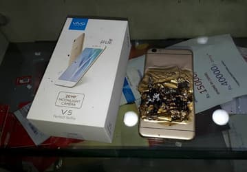 Два смартфона Vivo V5 взорвались при зарядке