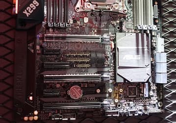 Материнская плата Asus TUF X299 Mark 2 оснащена двумя слотами M.2, один из которых расположен перпендикулярно текстолиту