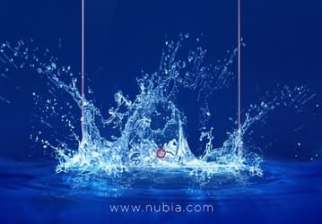 Рекламное изображение подтверждает влагозащищенность смартфона Nubia Z17