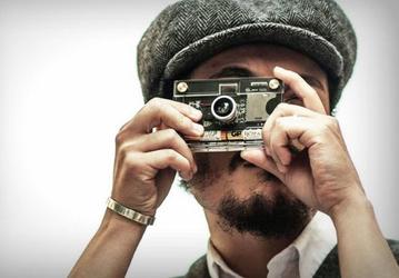 Компактная камера CROZ не имеет ни электронного видоискателя, ни дисплея