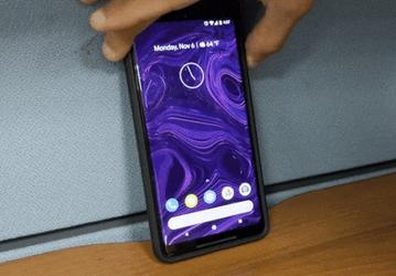 Смартфоны Google Pixel 2 XL теперь ещё и подмигивают экранами при блокировке или включении