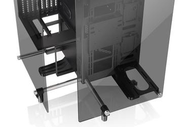 Диковинный компьютерный корпус Thermaltake Core P90 Tempered Glass Edition частично изготовлен из стекла