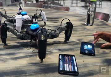 С паукообразным роботом MekaMon можно играть, используя дополненную реальность