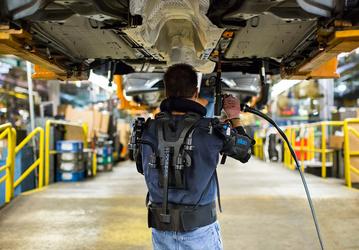 На сборочных линиях Ford проходит тестирование экзоскелет EksoVest 